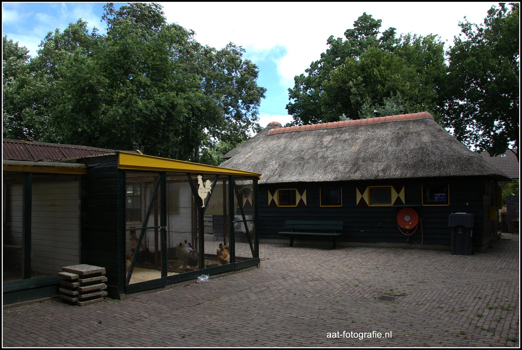 Het erf en de dierenverblijven van Kinderboerderij De Bokkesprong